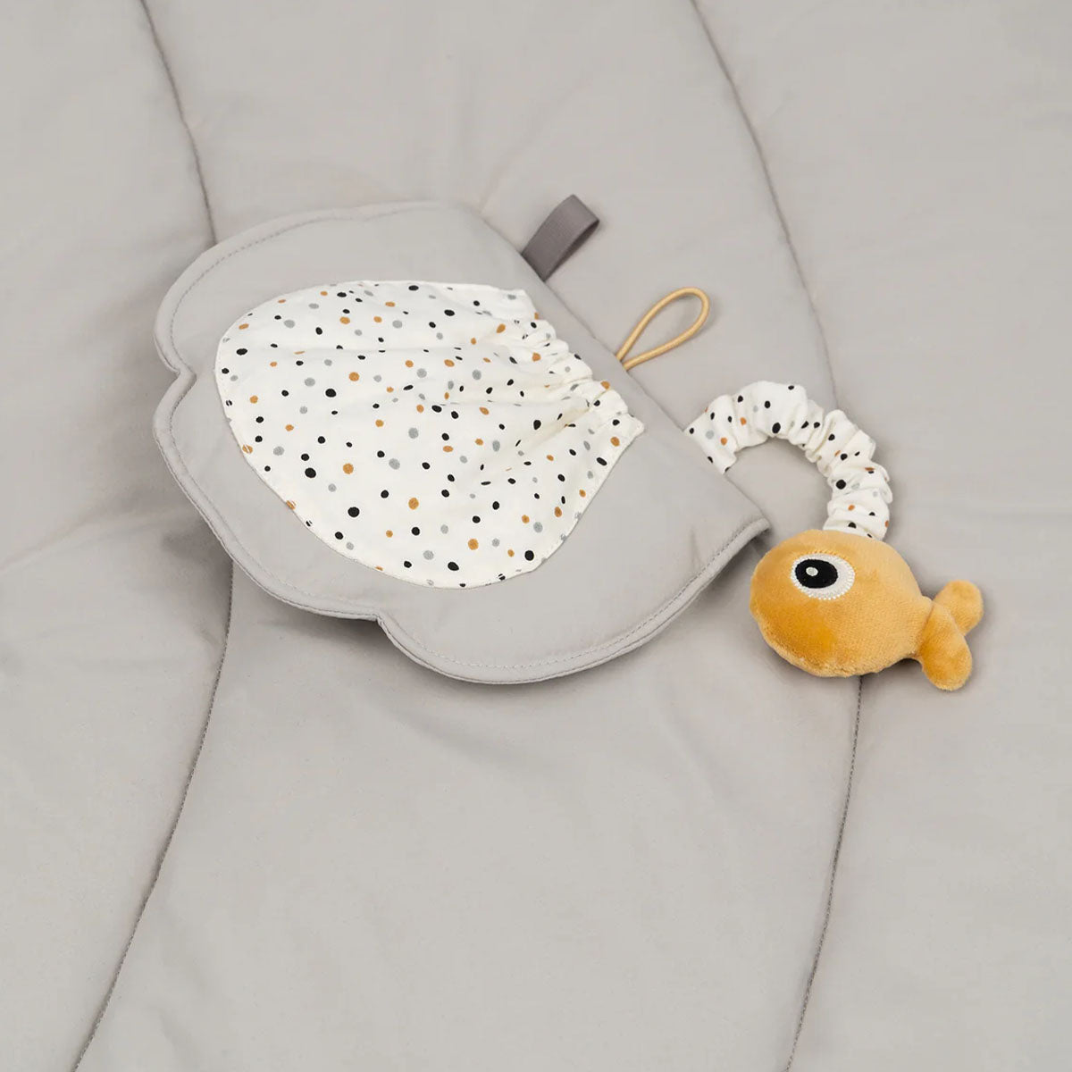 Jouw kleintje kan heerlijk liggen en spelen op deze fantastische babygym in de variant sea friends grey van het merk Done by Deer. Deze schattige babygym is inclusief mat in een schattige kogelvis vorm. VanZus