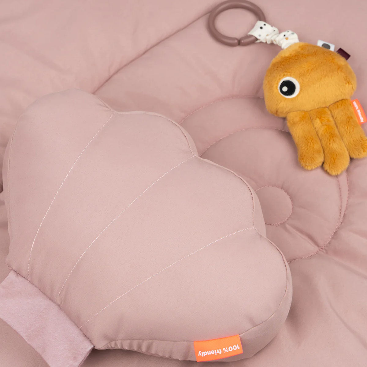 Jouw kleintje kan heerlijk liggen en spelen op deze fantastische babygym in de variant sea friends powder van het merk Done by Deer. Deze schattige babygym is inclusief mat in een schattige kogelvis vorm. VanZus