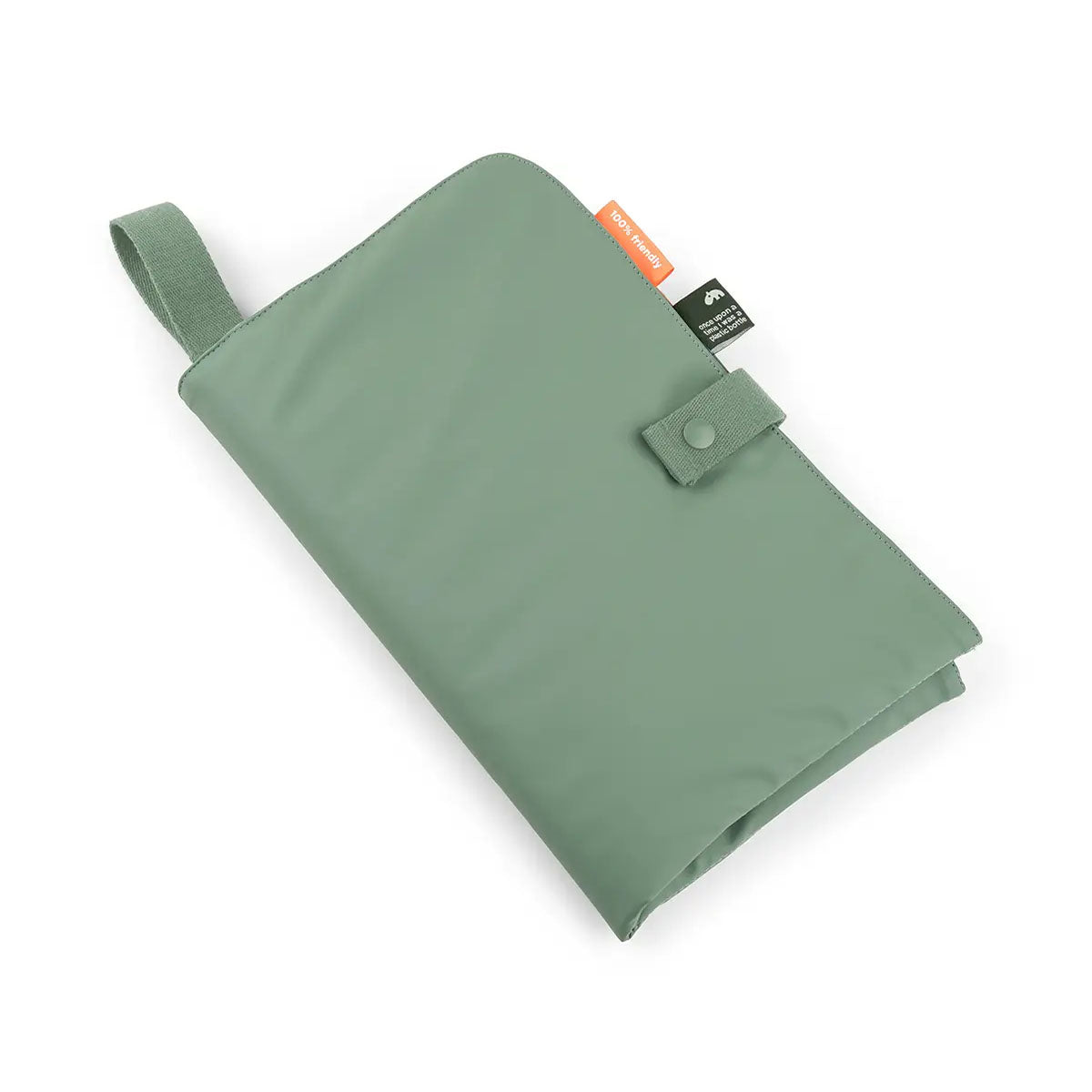 Ben je op zoek naar een handig verschoningsmatje voor onderweg? Dan is dit foldable verschoningsmatje in de variant green van het merk Done by Deer ideaal! Dit stijlvolle opvouwbare verschoningsmatje is perfect voor on the go! VanZus