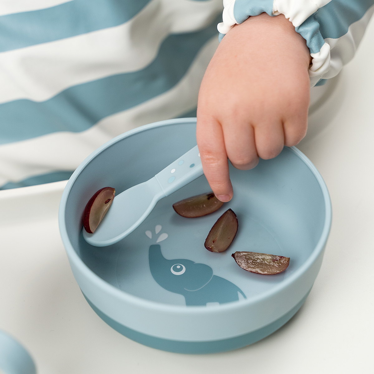 Deze Foodie bestekset happy dots blue heeft afgeronde hoekjes wat de set superveilig maakt voor je kleintje om het zelfstandig eten te oefenen. De bestekset past perfect in een klein kinderhandje en is uitvoerig getest door kleine kinderen. VanZus