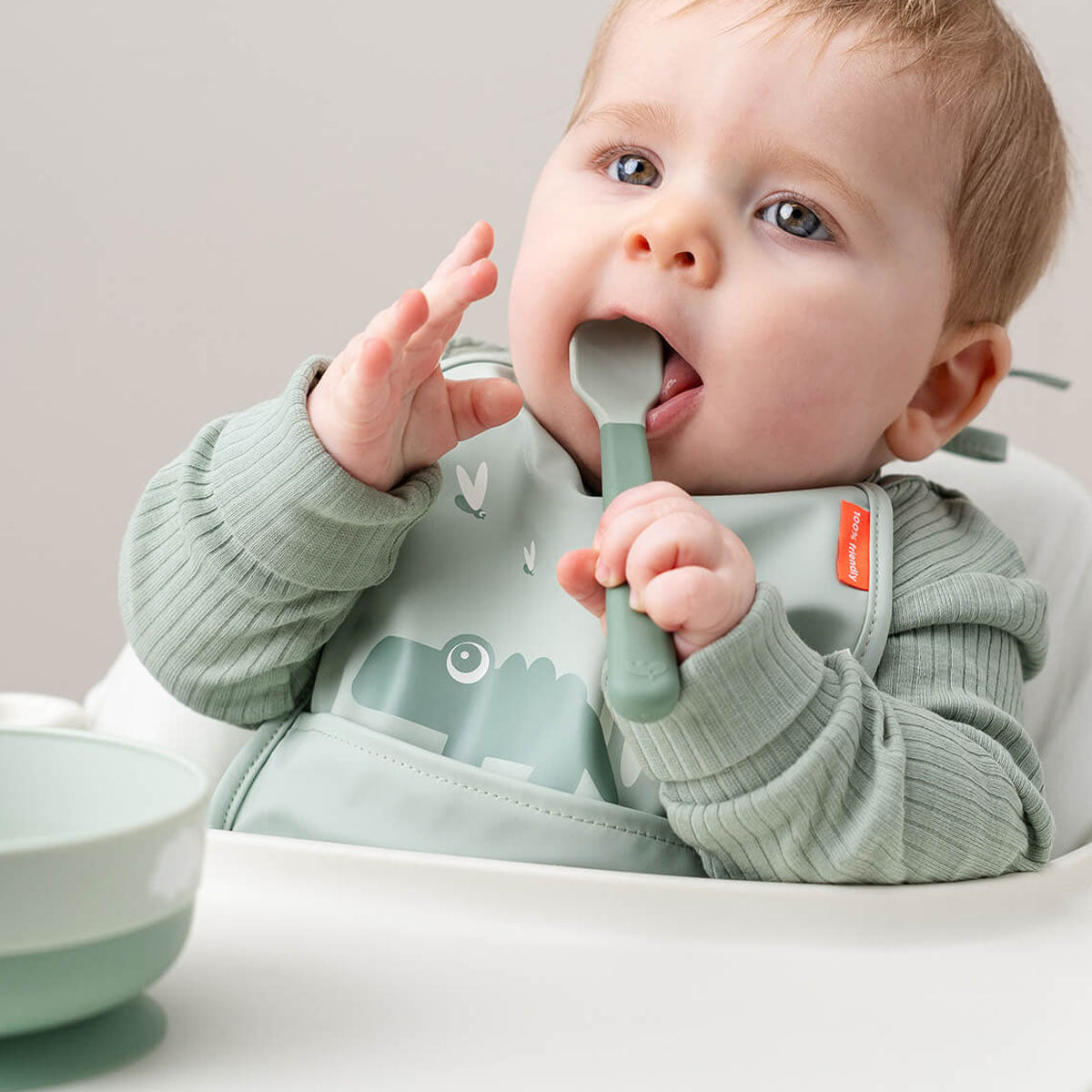 Eten wordt een feestje met deze gezellige foodie easy-grip baby lepel 3-pack set in de variant blue van het merk Done by Deer. Deze set is speciaal ontwikkeld voor kleine kinderhandjes. De set heeft dan ook een stevige grip en helpt je kindje om gefocust te eten. VanZus