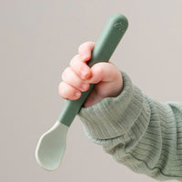 Eten wordt een feestje met deze gezellige foodie easy-grip baby lepel 3-pack set in de variant green van het merk Done by Deer. Deze set is speciaal ontwikkeld voor kleine kinderhandjes. De set heeft dan ook een stevige grip en helpt je kindje om gefocust te eten. VanZus