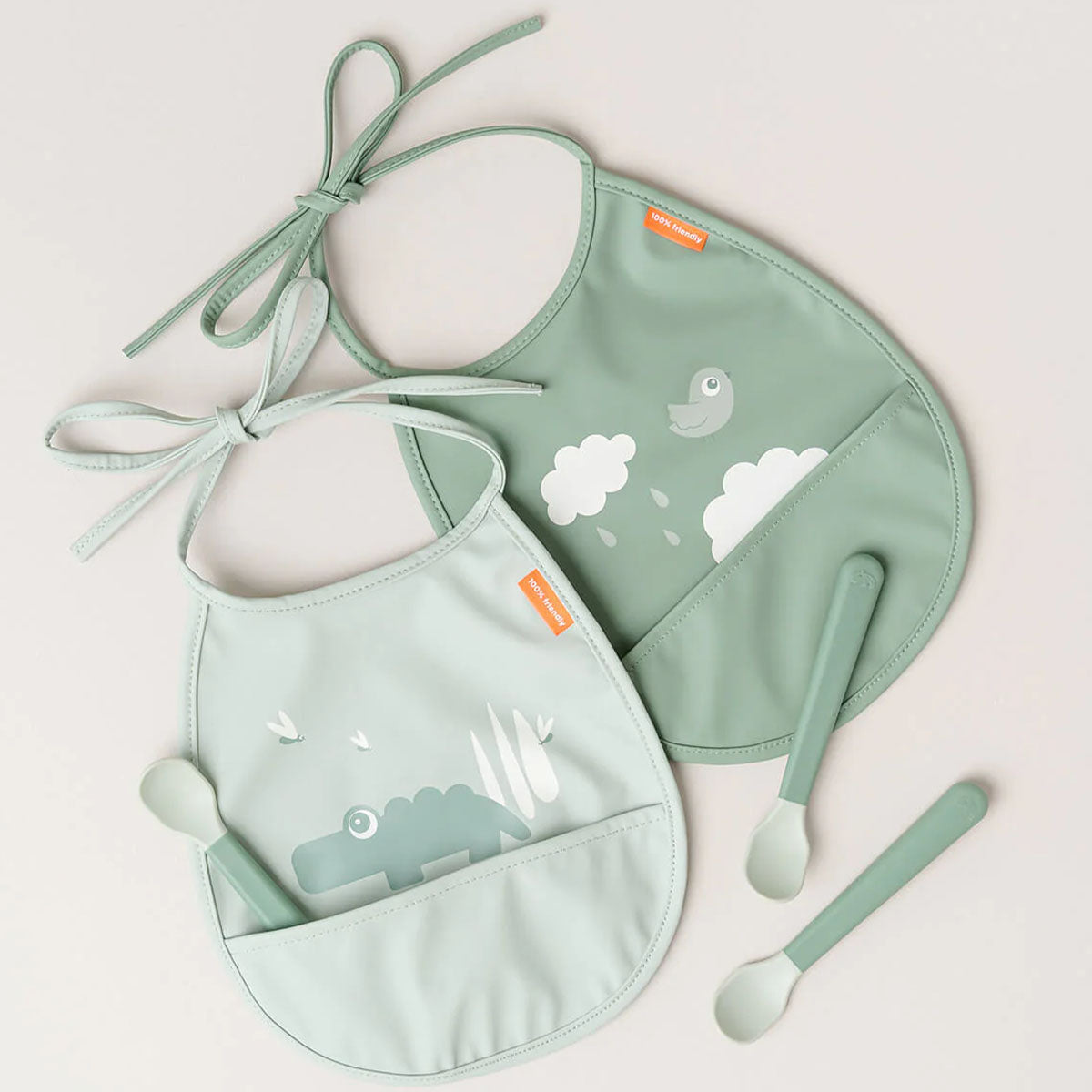 Eten wordt een feestje met deze gezellige foodie easy-grip baby lepel 3-pack set in de variant green van het merk Done by Deer. Deze set is speciaal ontwikkeld voor kleine kinderhandjes. De set heeft dan ook een stevige grip en helpt je kindje om gefocust te eten. VanZus