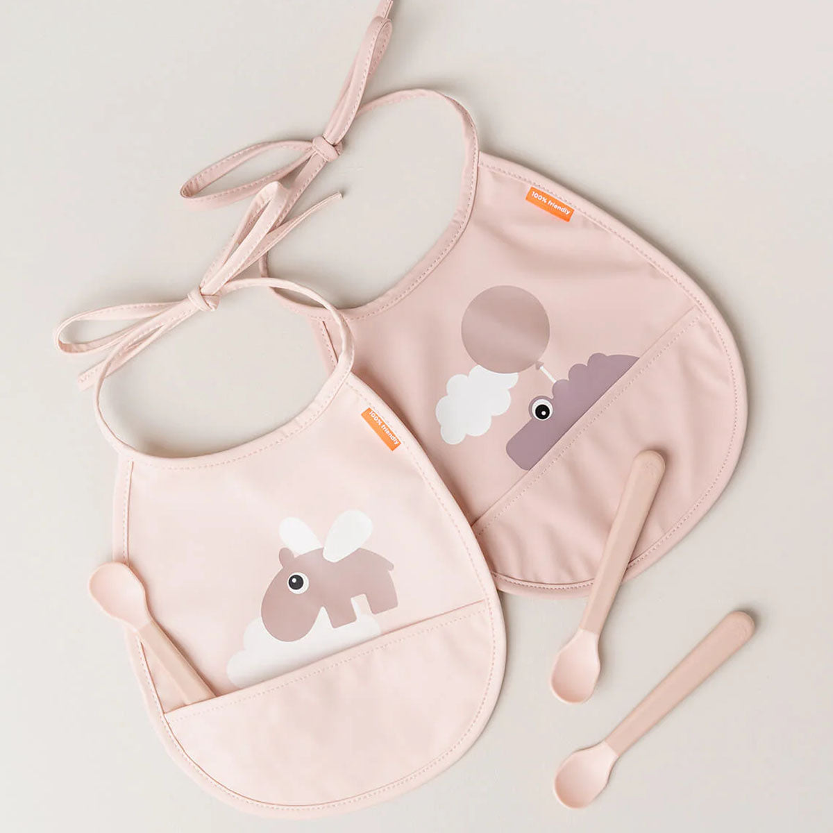 Eten wordt een feestje met deze gezellige foodie easy-grip baby lepel 3-pack set in de variant powder van het merk Done by Deer. Deze set is speciaal ontwikkeld voor kleine kinderhandjes. De set heeft dan ook een stevige grip en helpt je kindje om gefocust te eten. VanZus