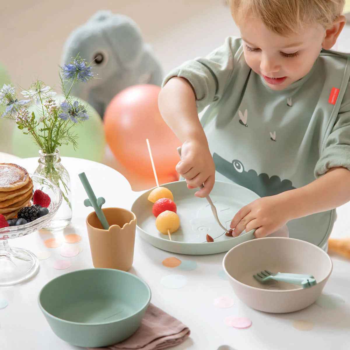 Hoe schattig is dit kiddish bord in de variant Elphee blue van het merk Done by Deer? De speelse Elphee de olifant houdt je kleintje graag gezelschap tijdens het eten. Het bord is ontworpen voor dagelijks gebruik en heeft verschillende handige features. VanZus