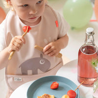 Hoe schattig is dit kiddish bord in de variant Elphee blue van het merk Done by Deer? De speelse Elphee de olifant houdt je kleintje graag gezelschap tijdens het eten. Het bord is ontworpen voor dagelijks gebruik en heeft verschillende handige features. VanZus