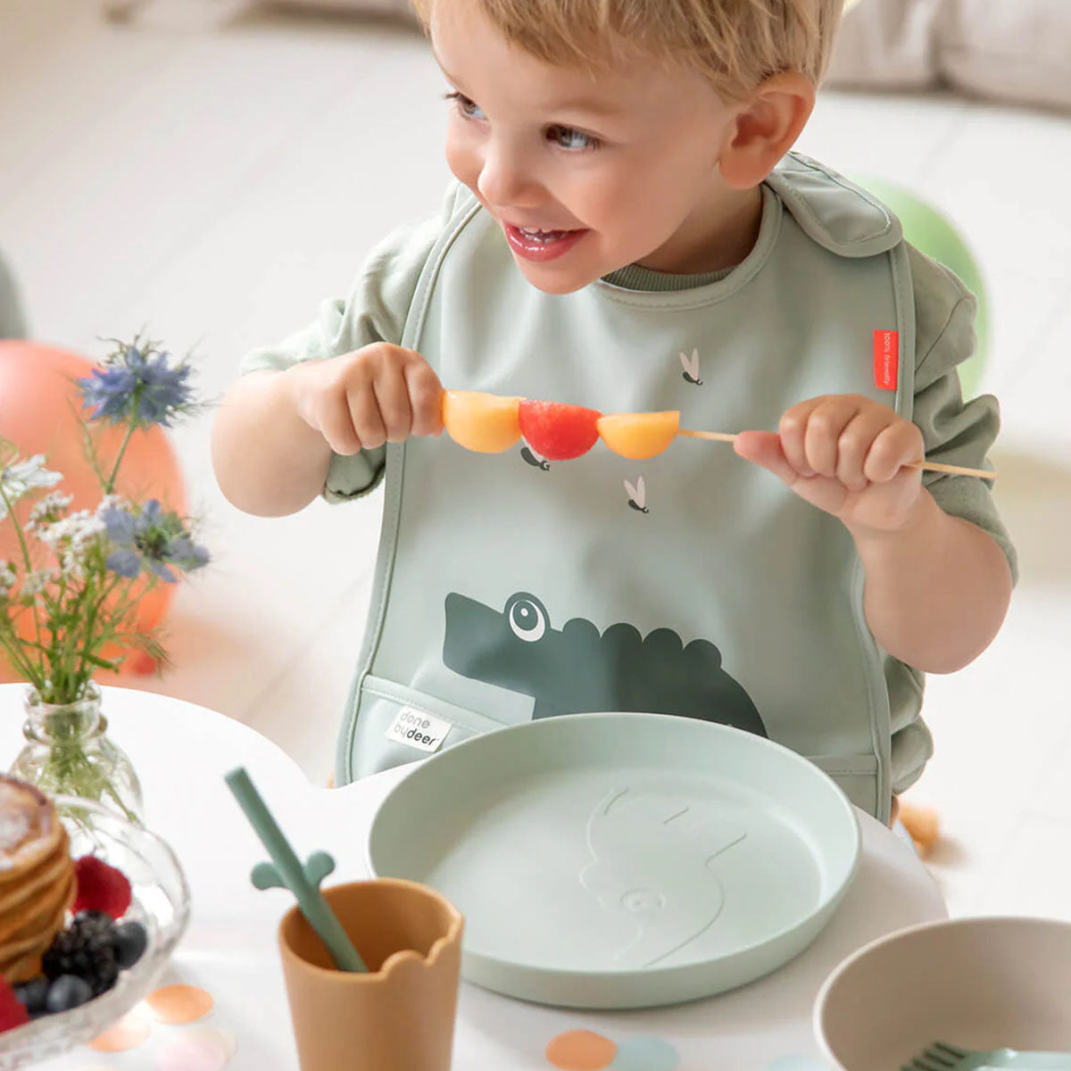 Hoe schattig is dit kiddish bord in de variant Elphee green van het merk Done by Deer? De speelse Elphee de olifant houdt je kleintje graag gezelschap tijdens het eten. Het bord is ontworpen voor dagelijks gebruik en heeft verschillende handige features. VanZus