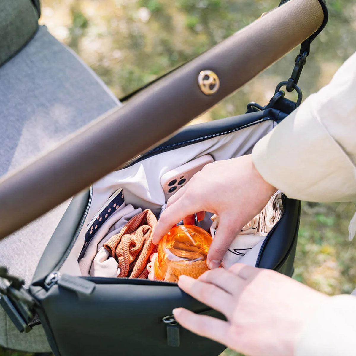 Ben je op zoek naar een handige kinderwagentas? Dan is deze kinderwagentas in de variant black van het leuke merk Done by Deer misschien wel een goede match! Deze kinderwagentas is super praktisch én ziet er stijlvol uit! VanZus