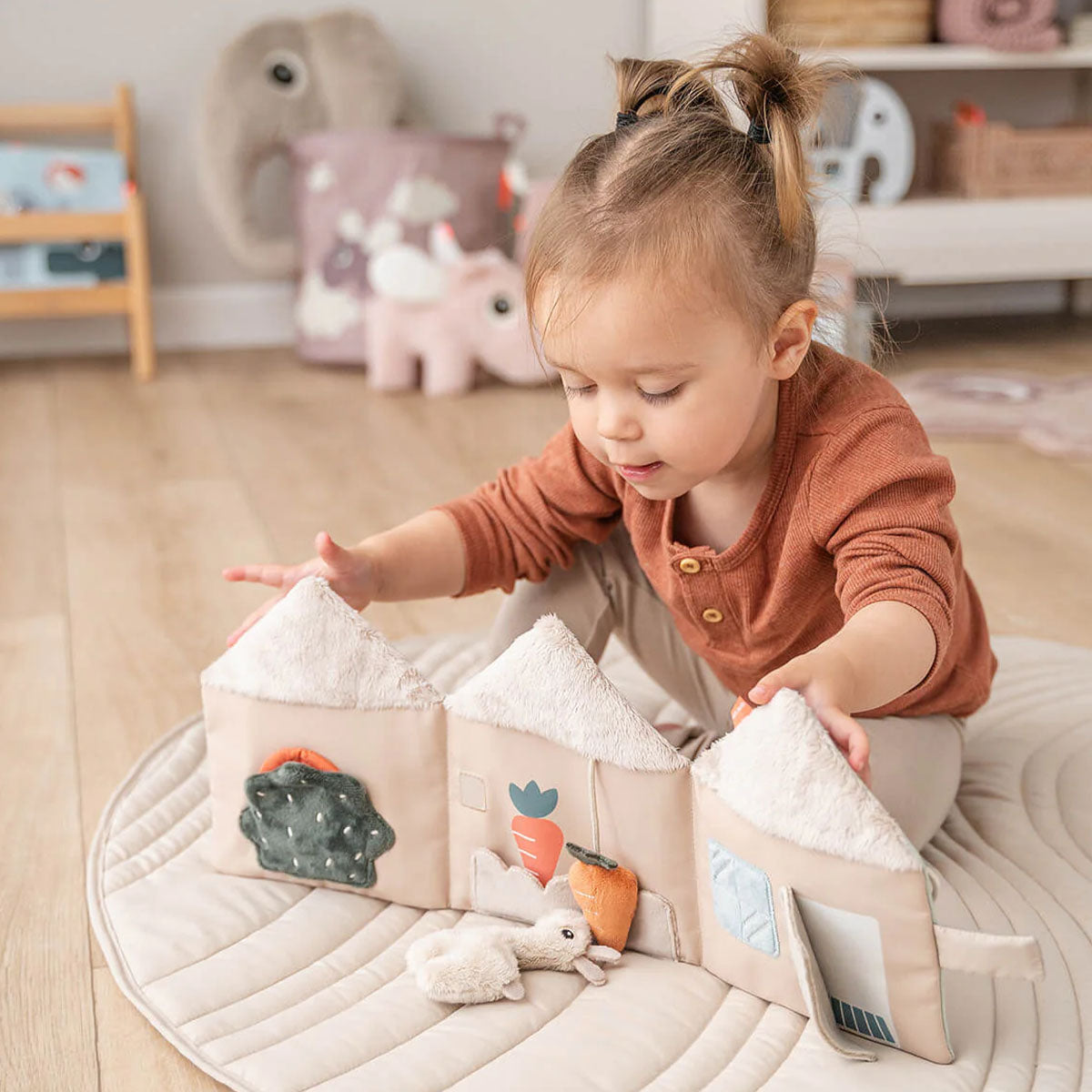 Ga je mee op bezoek bij Lalee's huis? Met dit schattige lalee's home activiteitenboekje in de variant lalee sand van het merk Done by Deer kan je kindje op bezoek gaan bij Lalee thuis. VanZus