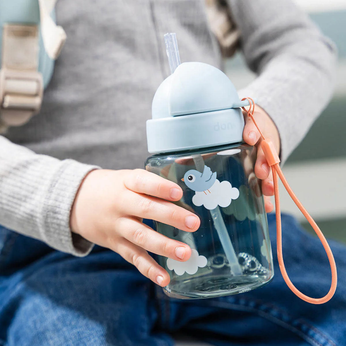 Voor dagelijkse avonturen of voor naar school is deze lunchset in de variant playground blue van het merk Done by Deer ideaal! De set bestaat uit een beker met rietje en een snack- en lunchbox. Ideaal voor schoolreisjes, dagjes weg of voor naar school. VanZus