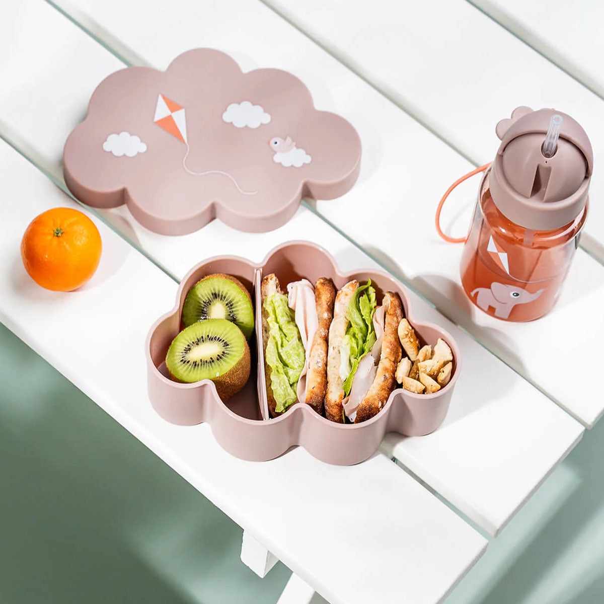 Voor dagelijkse avonturen of voor naar school is deze lunchset in de variant playground poweder van het merk Done by Deer ideaal! De set bestaat uit een beker met rietje en een snack- en lunchbox. De set is een echte must have voor schoolreisjes, dagjes weg of voor naar school. VanZus