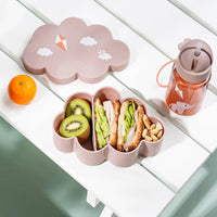 Voor dagelijkse avonturen of voor naar school is deze lunchset in de variant playground poweder van het merk Done by Deer ideaal! De set bestaat uit een beker met rietje en een snack- en lunchbox. De set is een echte must have voor schoolreisjes, dagjes weg of voor naar school. VanZus