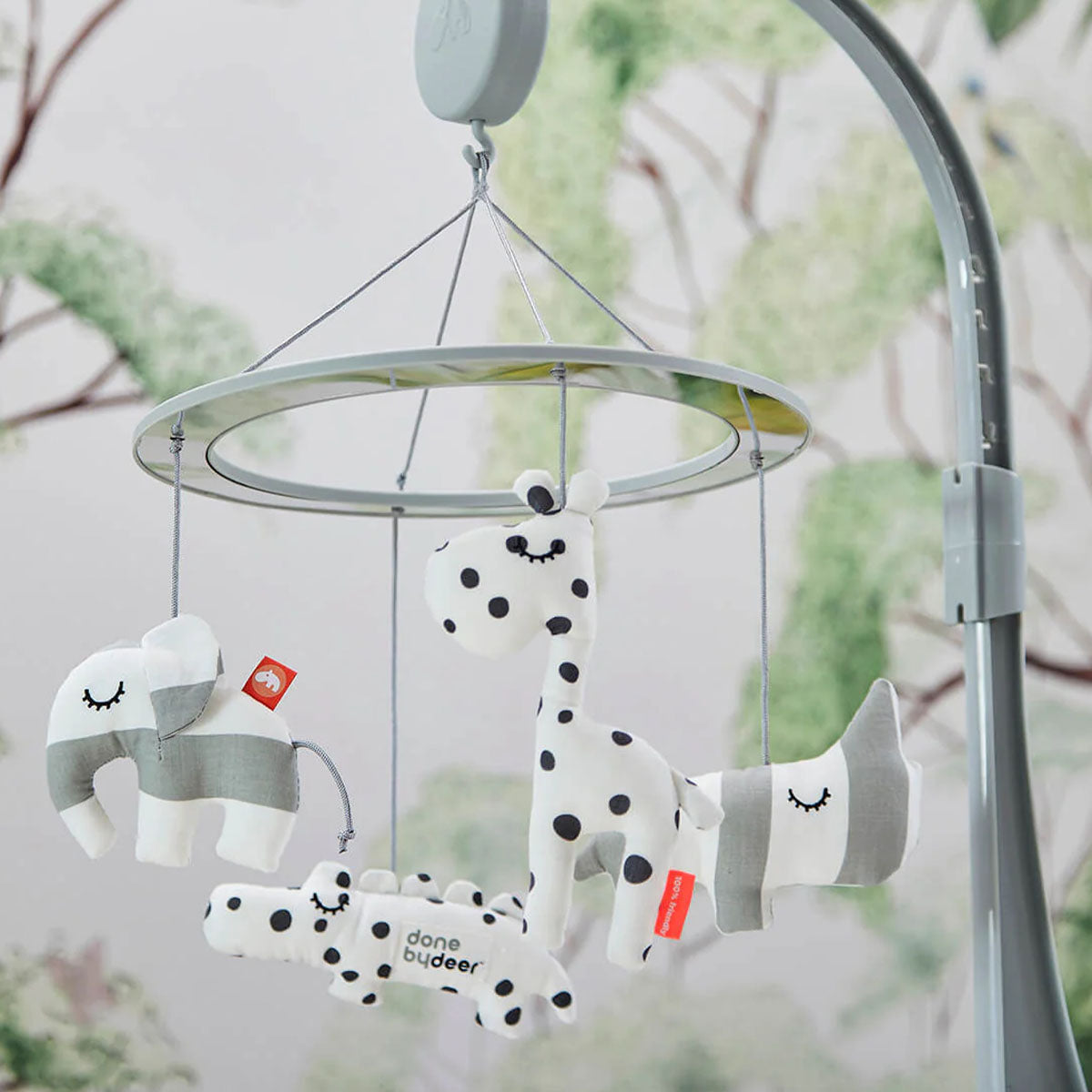 Laat je kindje heerlijk in slaapvallen en wegdutten met deze musical mirror mobiel in de kleur sleepy grey van het merk Done by Deer. Deze mobiel is niet alleen heel fijn om mee in slaap te vallen, maar is ook heel leuk om mee te spelen! VanZus