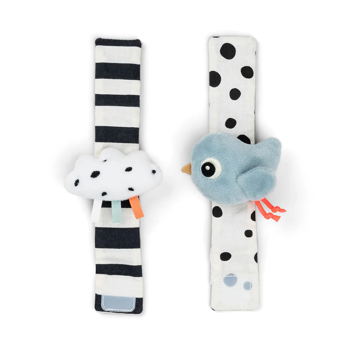 Je kindje zal zich heerlijk kunnen vermaken met dit polsrammelaar set 2-pack in de variant happy clouds blue van het vrolijke merk Done by Deer. deze set bestaat uit twee zachte baby armbandjes met blauwe details. De armbandjes zijn geschikt vanaf 0 maanden. VanZus