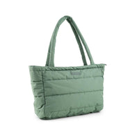 Met deze tas heb je zeker weten genoeg ruimte om alle spulletjes voor jouw kleintje mee te kunnen nemen. Deze quilted tote luiertas in de kleur green van het merk Done by Deer bevat zelfs een verschoningsmatje die je makkelijk kunt opvouwen en meenemen. VanZus