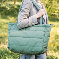 Met deze tas heb je zeker weten genoeg ruimte om alle spulletjes voor jouw kleintje mee te kunnen nemen. Deze quilted tote luiertas in de kleur green van het merk Done by Deer bevat zelfs een verschoningsmatje die je makkelijk kunt opvouwen en meenemen. VanZus