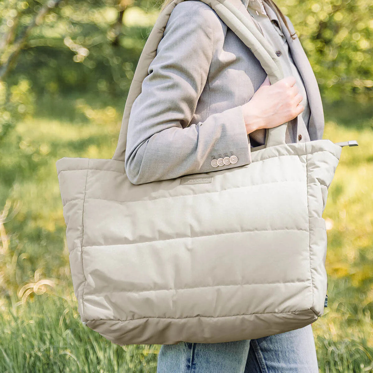 Met deze tas heb je zeker weten genoeg ruimte om alle spulletjes voor jouw kleintje mee te kunnen nemen. Deze quilted tote luiertas in de kleur sand van het merk Done by Deer bevat zelfs een verschoningsmatje die je makkelijk kunt opvouwen en meenemen. VanZus