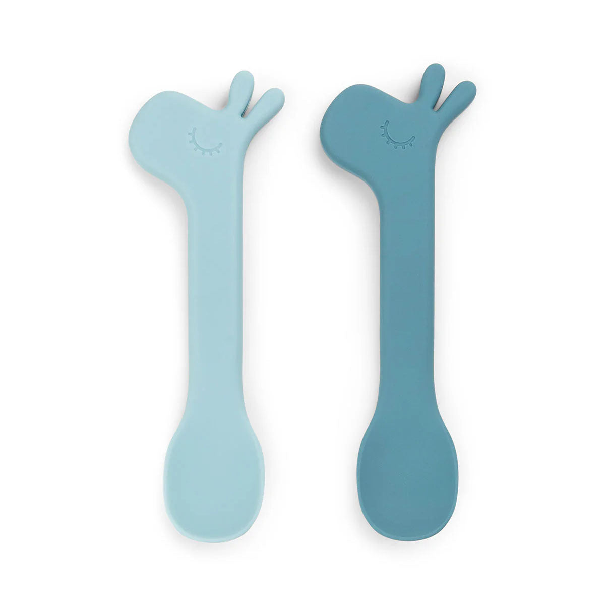 Eten wordt een feestje met deze gezellige lepel 2-pack set in de variant lalee blue van het merk Done by Deer. Deze set is speciaal ontwikkeld voor kleine kinderhandjes. De set heeft dan ook een stevige grip en helpt je kindje om gefocust te eten. VanZus