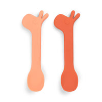 Leer je kleintje eten met de Done by Deer siliconen lepels 2-pack Lalee papaya. Duurzame kinderlepels met lamaoren in twee tinten, papaya en koraal, voor de dagelijkse maaltijden. VanZus.