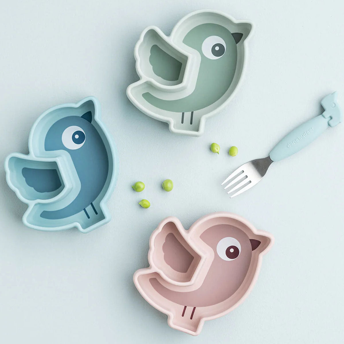 Samen met Birdee het vogeltje een snack eten is natuurlijk superleuk! Dit siliconen stick&stay snackbord in de variant birdee green is ideaal voor kindjes die zelfstandig leren eten. VanZus