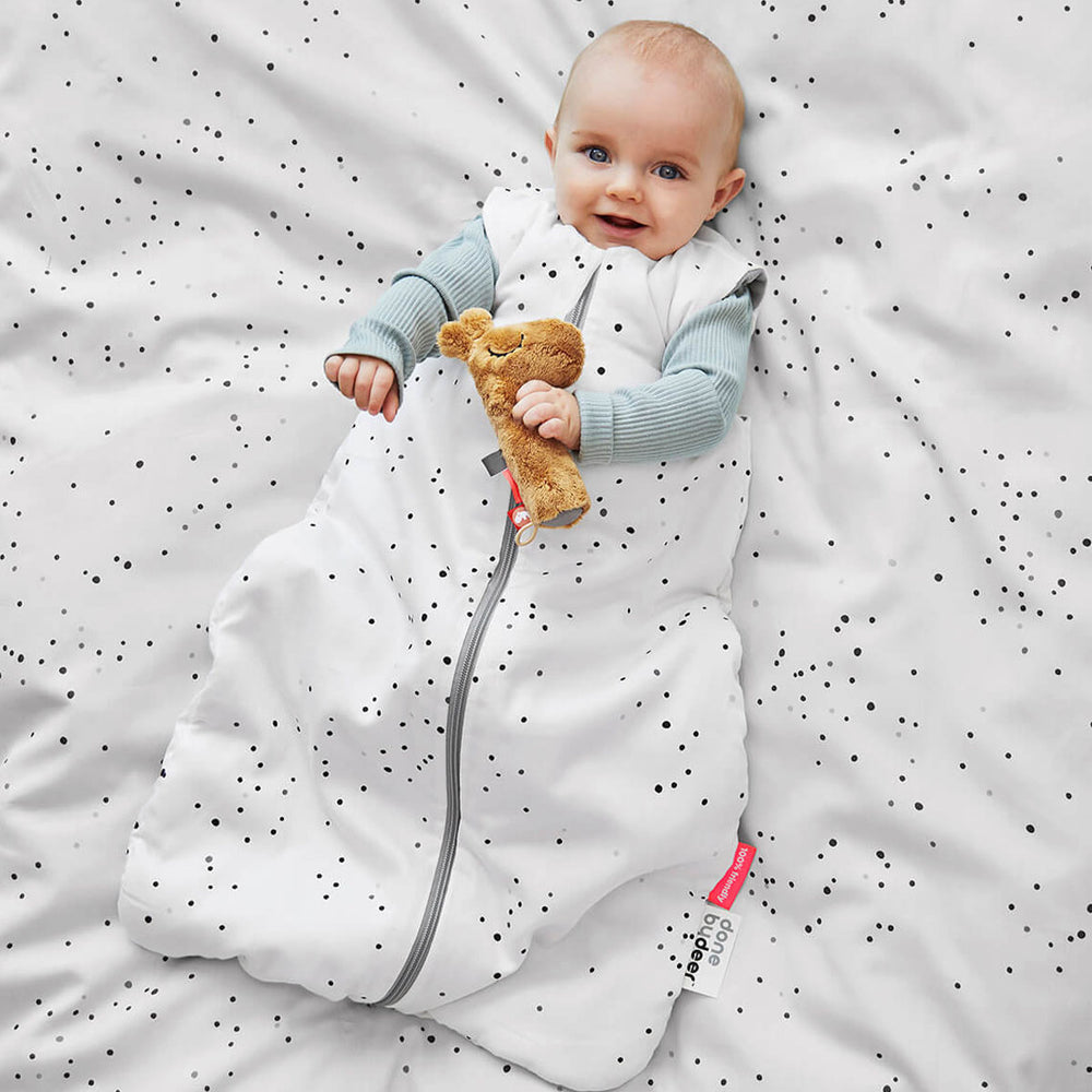 Deze slaapzak in de variant dreamy dots blue van het merk Done by Deer houdt jouw kleintje de gehele nacht comfortabel en warm. Ook voorkomt de slaapzak dat je kindje de dekens afschopt en het zo koud krijgt 's nachts. VanZus