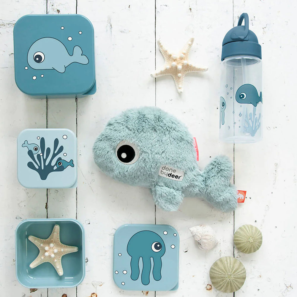 Deze snackbox 3-pack in de variant sea friends blue van Done by Deer is perfect om onderweg je kindje te voorzien van wat nieuwe energie met lekkere snacks. Wanneer je op avontuur gaat met je kleintje, wil je natuurlijk lekkere en gezonde snacks meenemen voor je kindje. VanZus