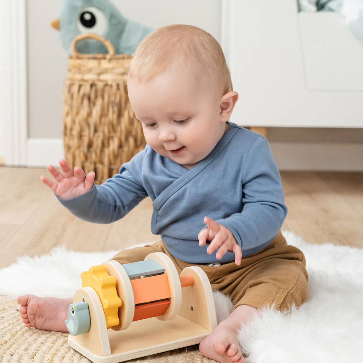 Hoe leuk is dit spinner activiteitenspeeltje in de variant birdee van het merk Done by Deer? Dit speelgoed is ideaal voor kinderen vanaf 3 maanden en helpt hen met het oefenen van 'tummy time' en zittend spelen. VanZus