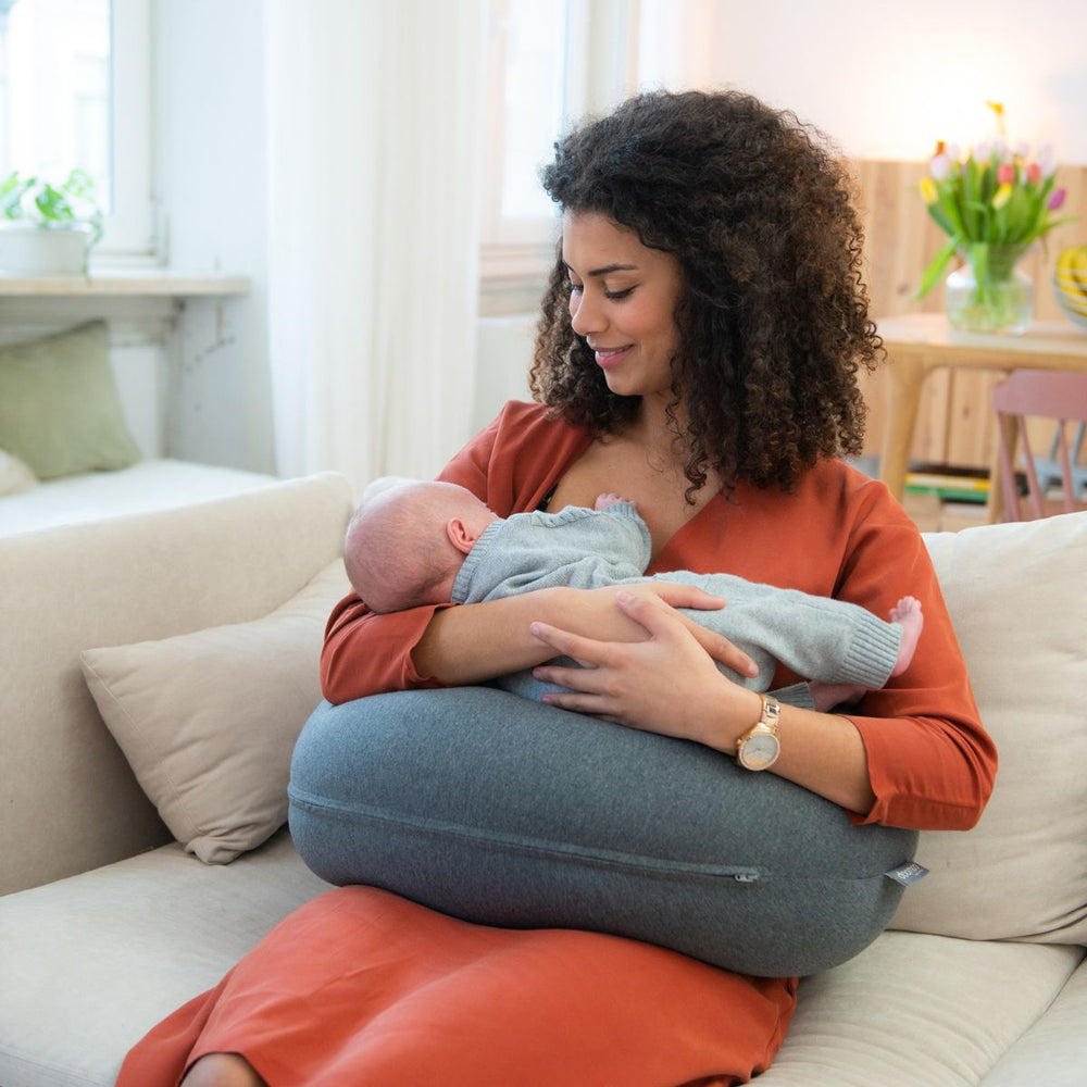 Het Doomoo Buddy voedingskussen anthracite is onmisbaar voor elke zwangere. Het kussen houdt je comfortabel tijdens het slapen in je zwangerschap, maar ook daarna tijdens voedingssessies met je baby. VanZus.