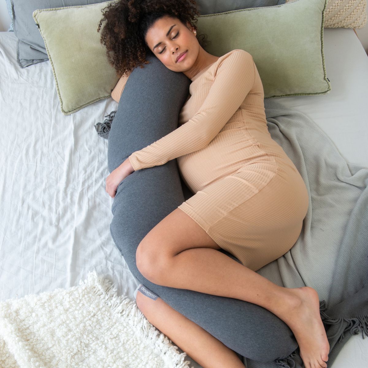 Het Doomoo Buddy voedingskussen anthracite is onmisbaar voor elke zwangere. Het kussen houdt je comfortabel tijdens het slapen in je zwangerschap, maar ook daarna tijdens voedingssessies met je baby. VanZus.