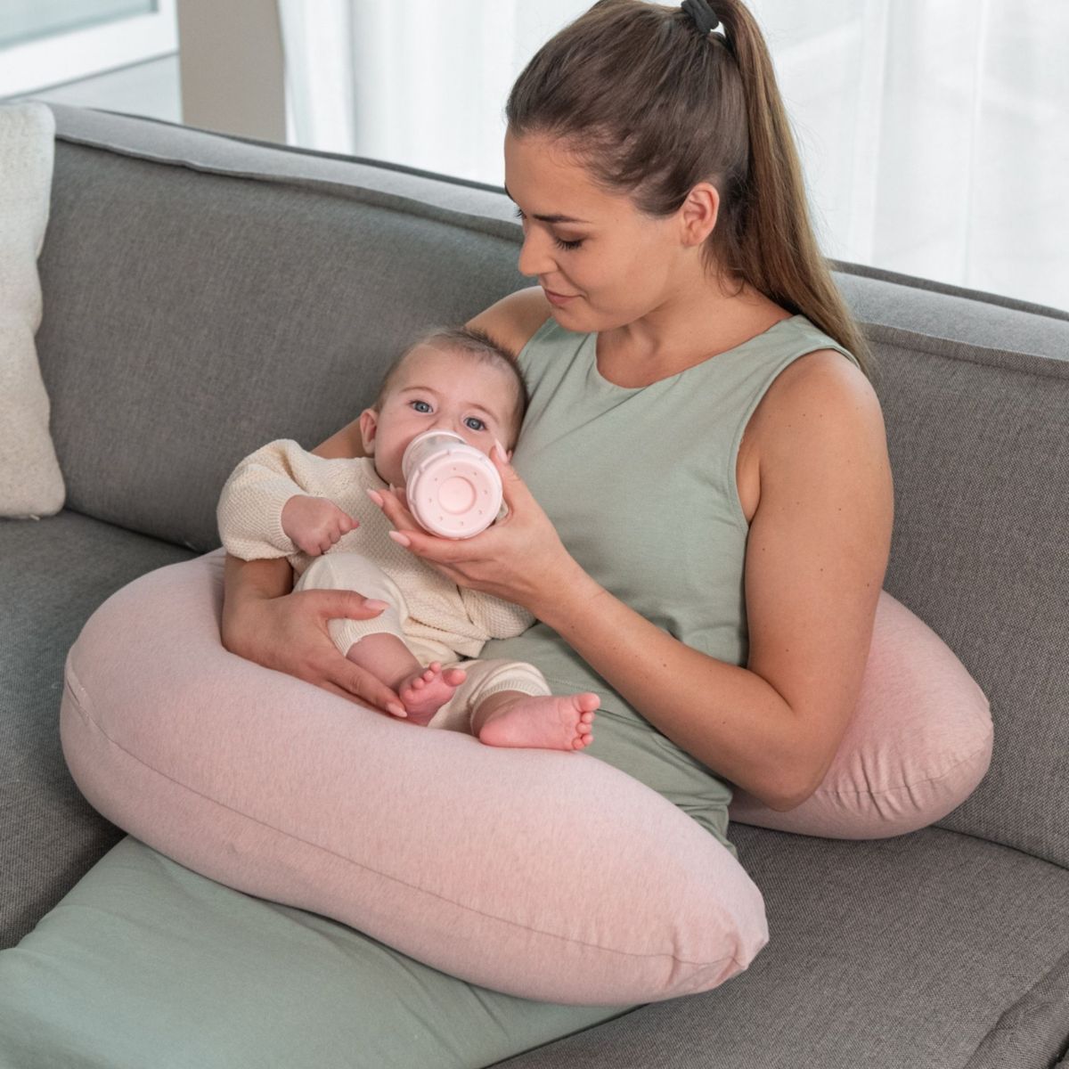 Het Doomoo Buddy voedingskussen chine pink is onmisbaar voor elke zwangere. Het kussen houdt je comfortabel tijdens het slapen in je zwangerschap, maar ook daarna tijdens voedingssessies met je baby. VanZus.