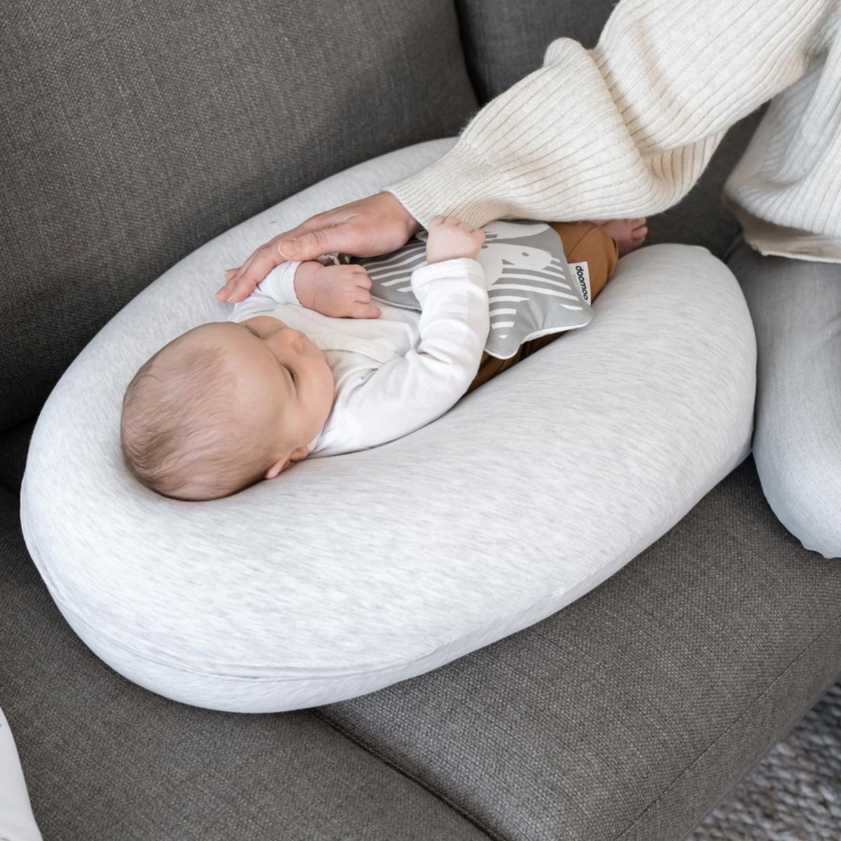 Het Doomoo Buddy voedingskussen chine white is onmisbaar voor elke zwangere. Het kussen houdt je comfortabel tijdens het slapen in je zwangerschap, maar ook daarna tijdens voedingssessies met je baby. VanZus.