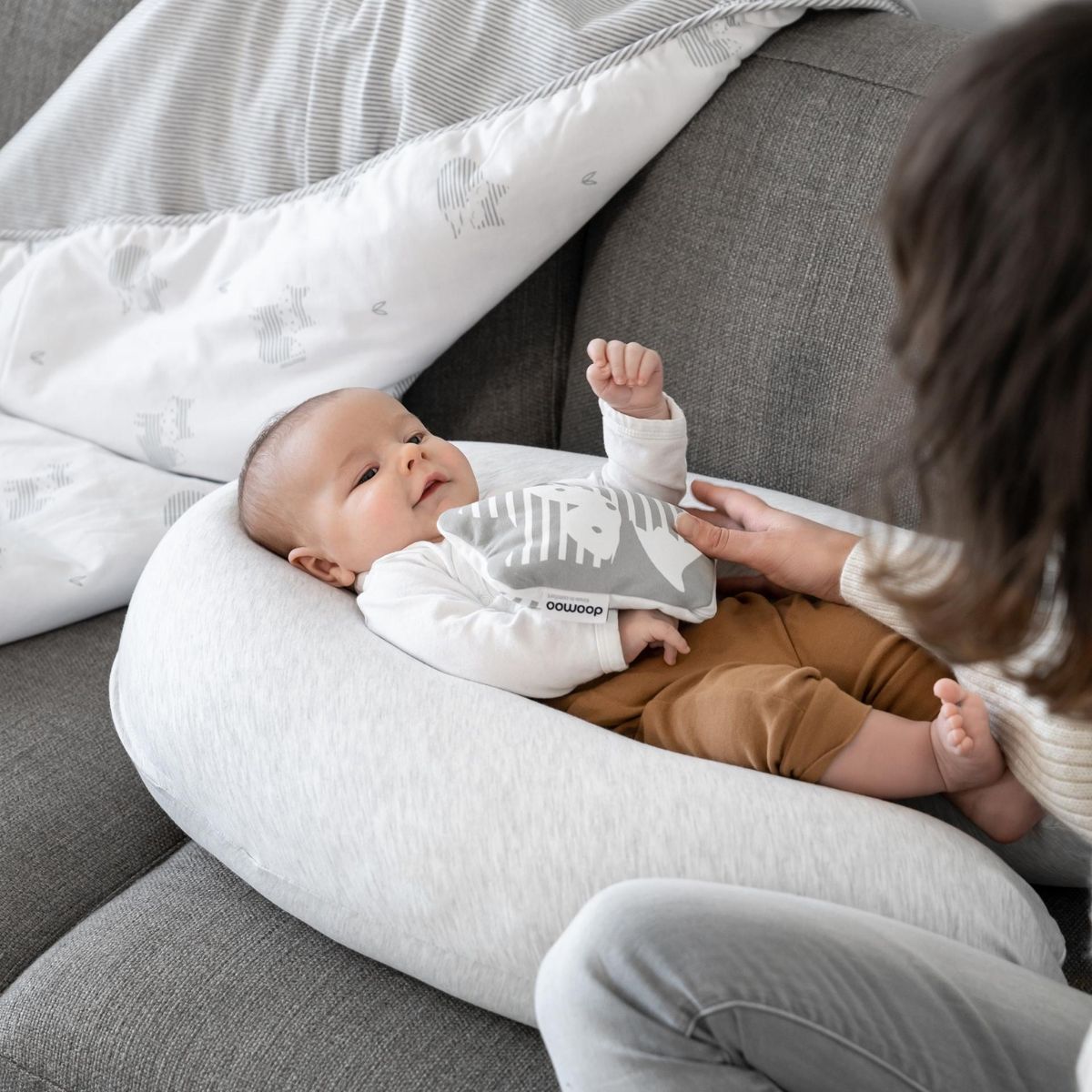 Het Doomoo Buddy voedingskussen chine white is onmisbaar voor elke zwangere. Het kussen houdt je comfortabel tijdens het slapen in je zwangerschap, maar ook daarna tijdens voedingssessies met je baby. VanZus.