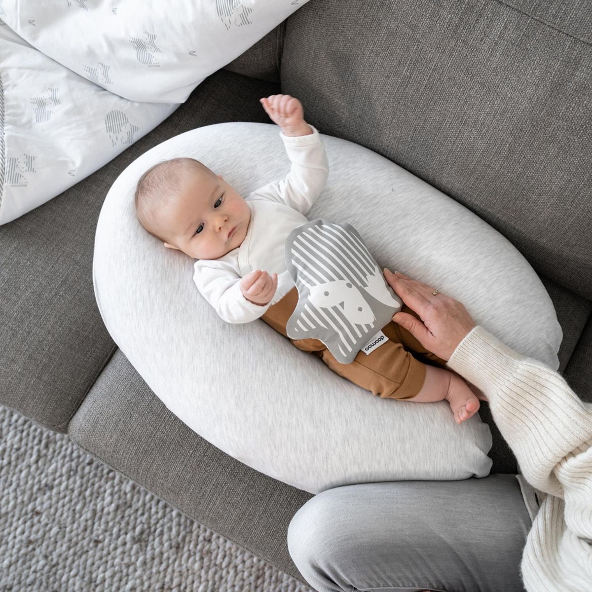 Het Doomoo Buddy voedingskussen chine white is onmisbaar voor elke zwangere. Het kussen houdt je comfortabel tijdens het slapen in je zwangerschap, maar ook daarna tijdens voedingssessies met je baby. VanZus.