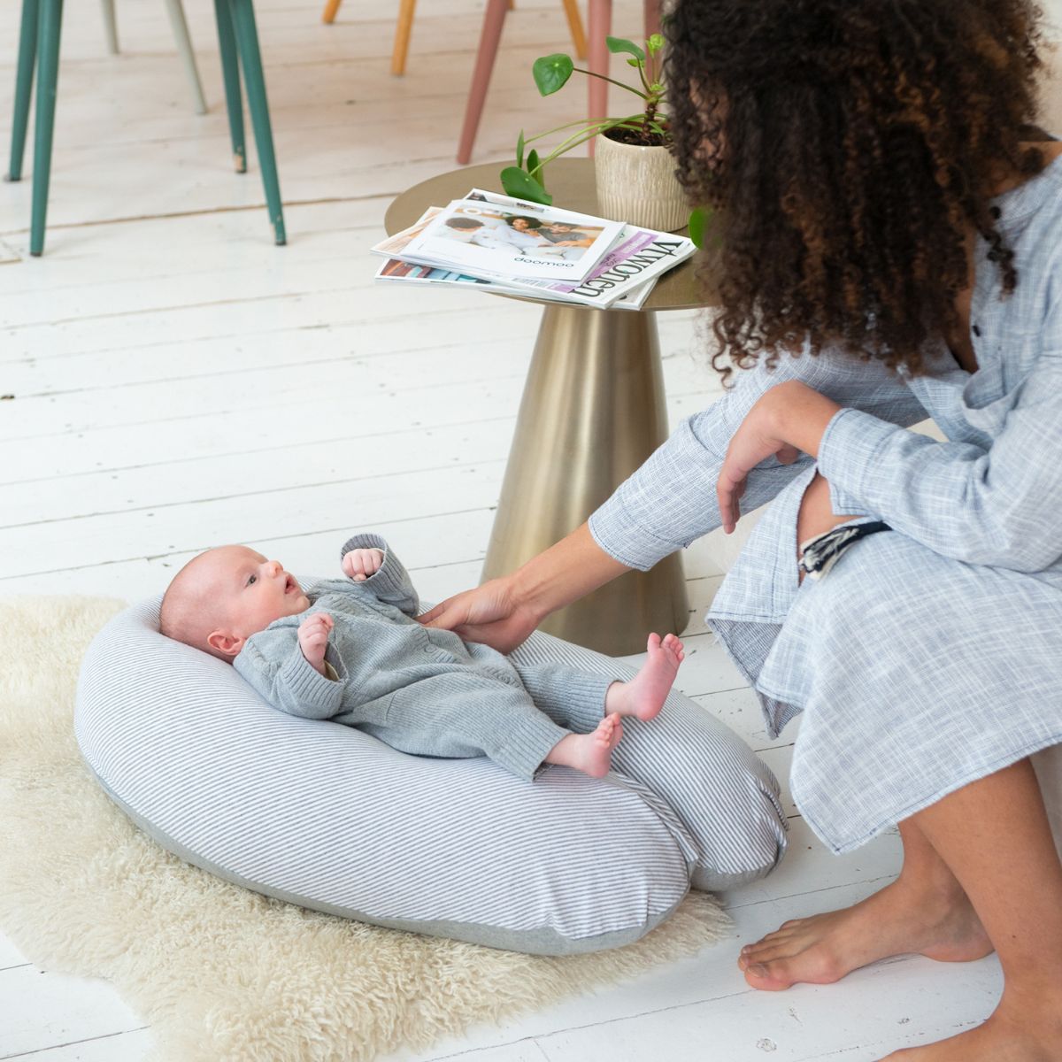 Het Doomoo Buddy voedingskussen classic light grey is onmisbaar voor elke zwangere. Het kussen houdt je comfortabel tijdens het slapen in je zwangerschap, maar ook daarna tijdens voedingssessies met je baby. VanZus.