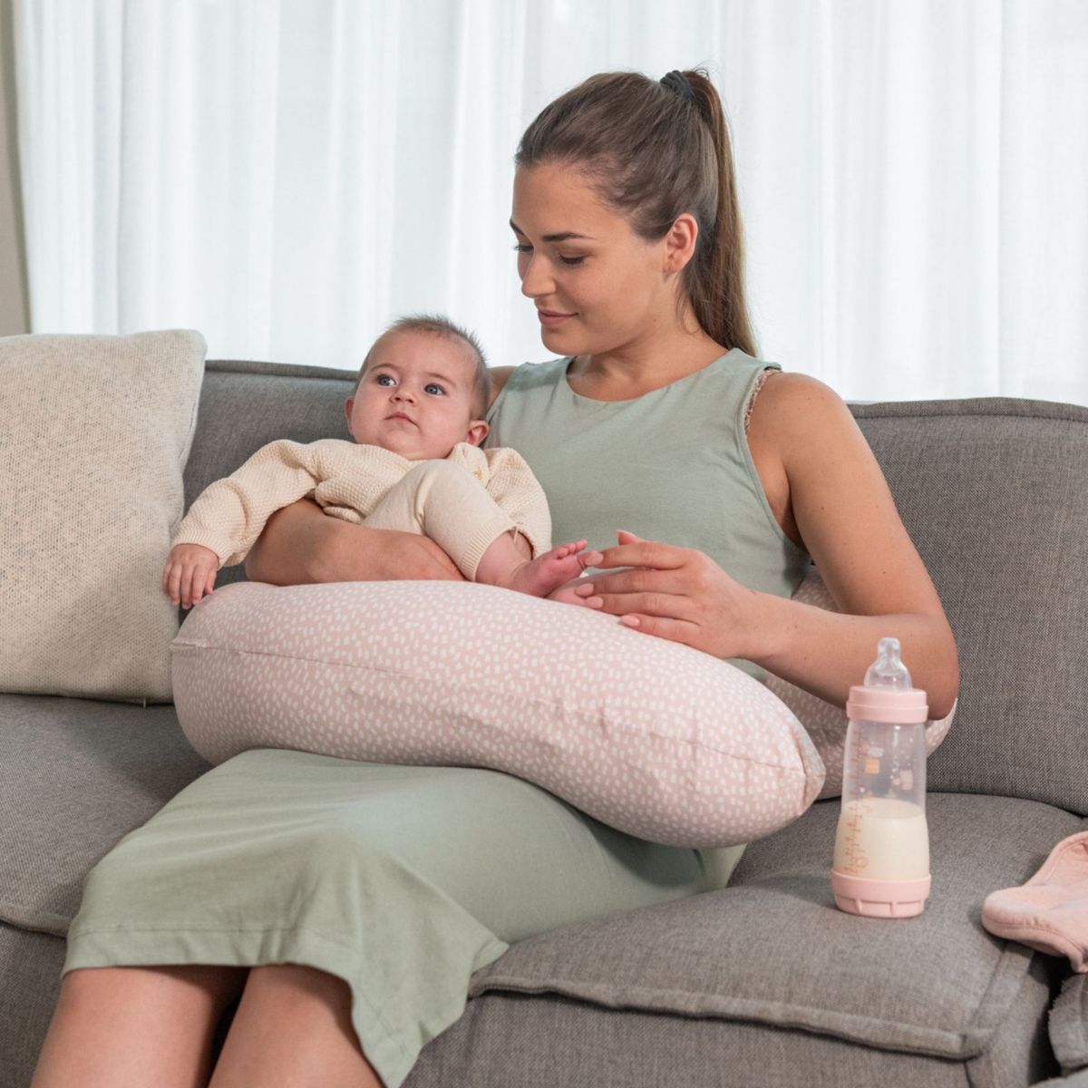 Het Doomoo Buddy voedingskussen cloudy pink is onmisbaar voor elke zwangere. Het kussen houdt je comfortabel tijdens het slapen in je zwangerschap, maar ook daarna tijdens voedingssessies met je baby. VanZus.