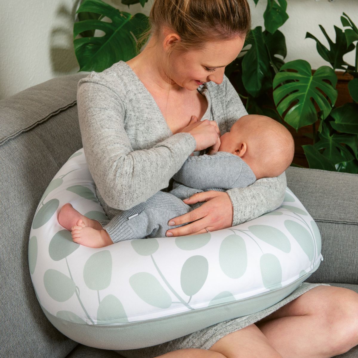 Het Doomoo Buddy voedingskussen leaves aqua green is onmisbaar voor elke zwangere. Het kussen houdt je comfortabel tijdens het slapen in je zwangerschap, maar ook daarna tijdens voedingssessies met je baby. VanZus.