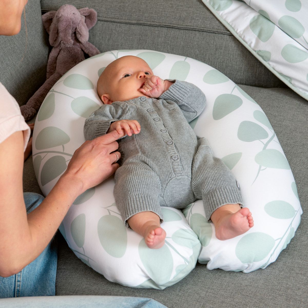 Het Doomoo Buddy voedingskussen leaves aqua green is onmisbaar voor elke zwangere. Het kussen houdt je comfortabel tijdens het slapen in je zwangerschap, maar ook daarna tijdens voedingssessies met je baby. VanZus.