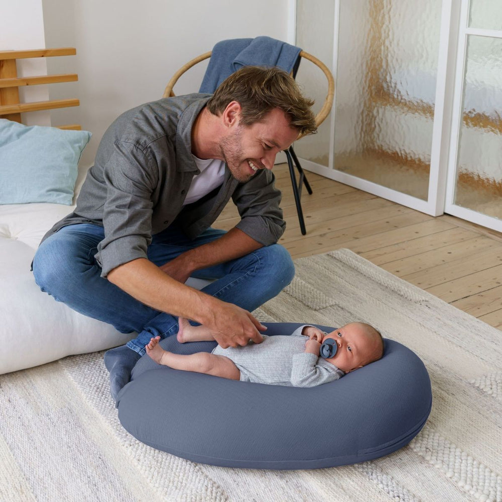 Het Doomoo Buddy voedingskussen tetra jersey blue is onmisbaar voor elke zwangere. Het kussen houdt je comfortabel tijdens het slapen in je zwangerschap, maar ook daarna tijdens voedingssessies met je baby. VanZus.