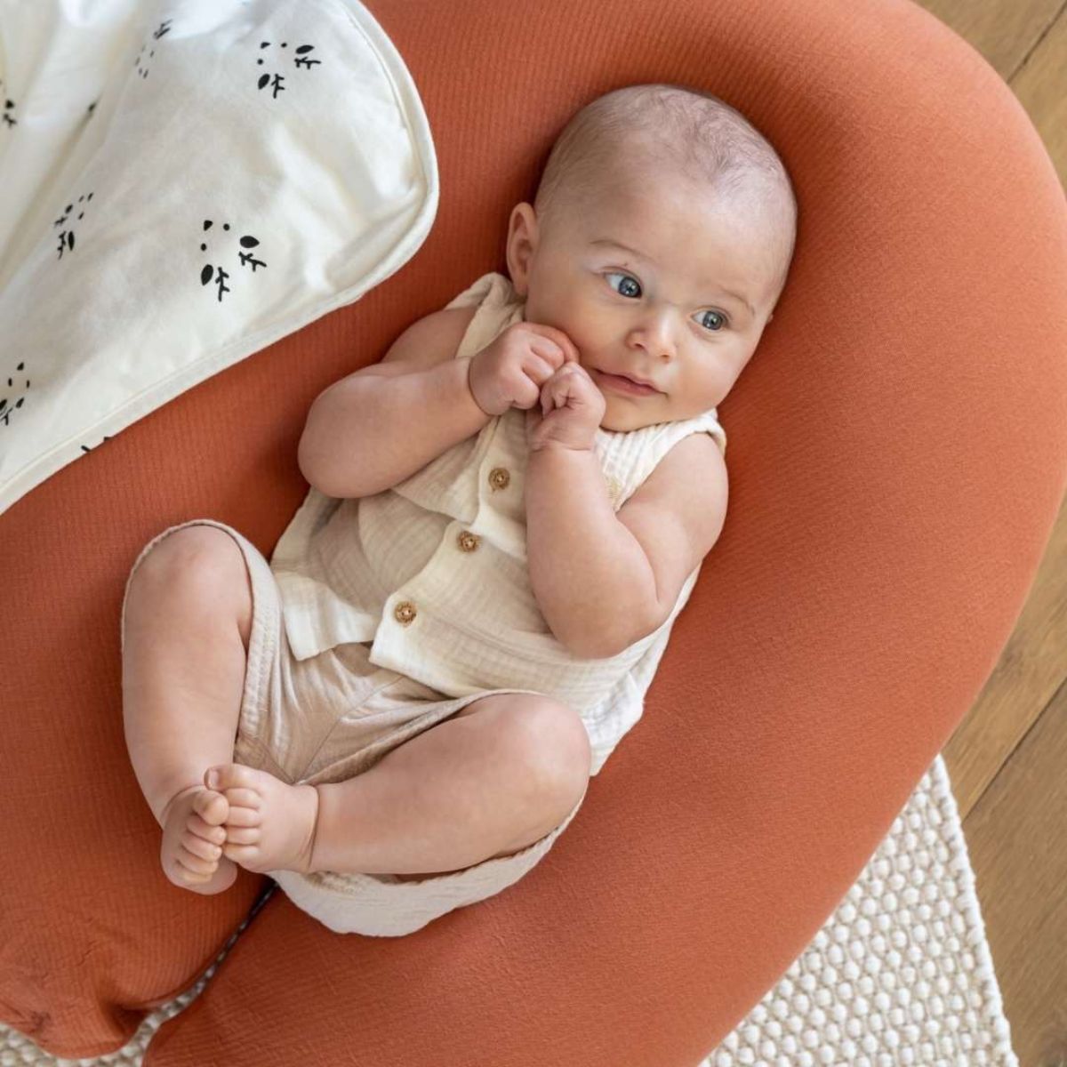 Het Doomoo Buddy voedingskussen tetra jersey terracotta is onmisbaar voor elke zwangere. Het kussen houdt je comfortabel tijdens het slapen in je zwangerschap, maar ook daarna tijdens voedingssessies met je baby. VanZus.