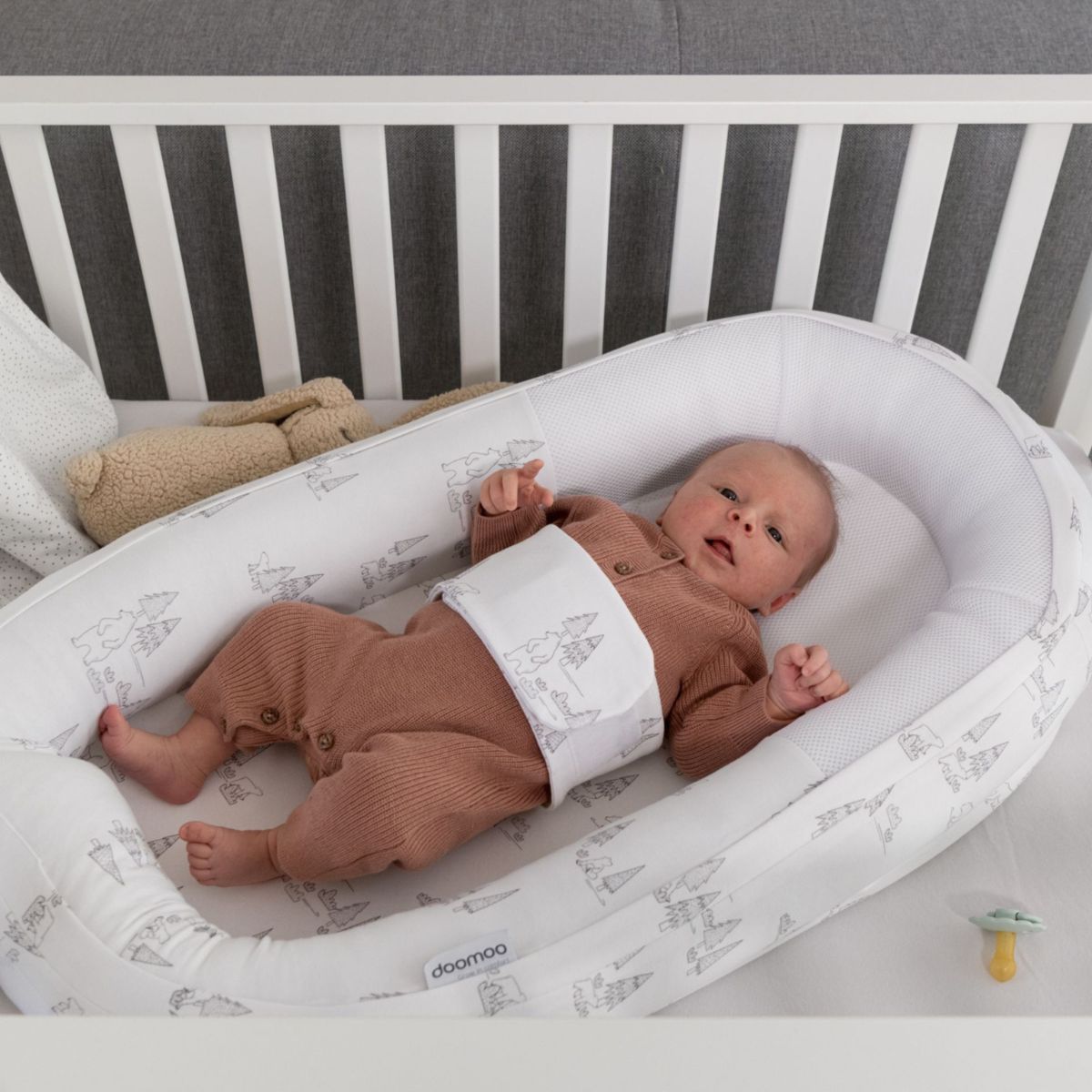 Het Doomoo Cocoon babynestje bear family is een heerlijk plekje voor je kleine om in te relaxen. Dankzij de rand geeft het babynestje een veilig en geborgen gevoel, precies wat jouw kleine baby nodig heeft. VanZus.