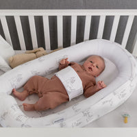 Het Doomoo Cocoon babynestje bear family is een heerlijk plekje voor je kleine om in te relaxen. Dankzij de rand geeft het babynestje een veilig en geborgen gevoel, precies wat jouw kleine baby nodig heeft. VanZus.