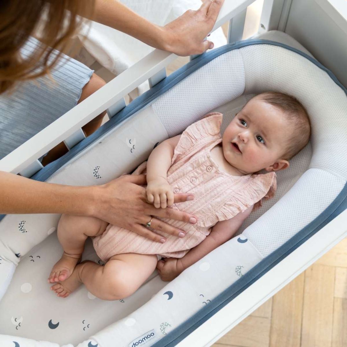 Het Doomoo Cocoon babynestje blue grey moon is een heerlijk plekje voor je kleine om in te relaxen. Dankzij de rand geeft het babynestje een veilig en geborgen gevoel, precies wat jouw kleine baby nodig heeft. VanZus.