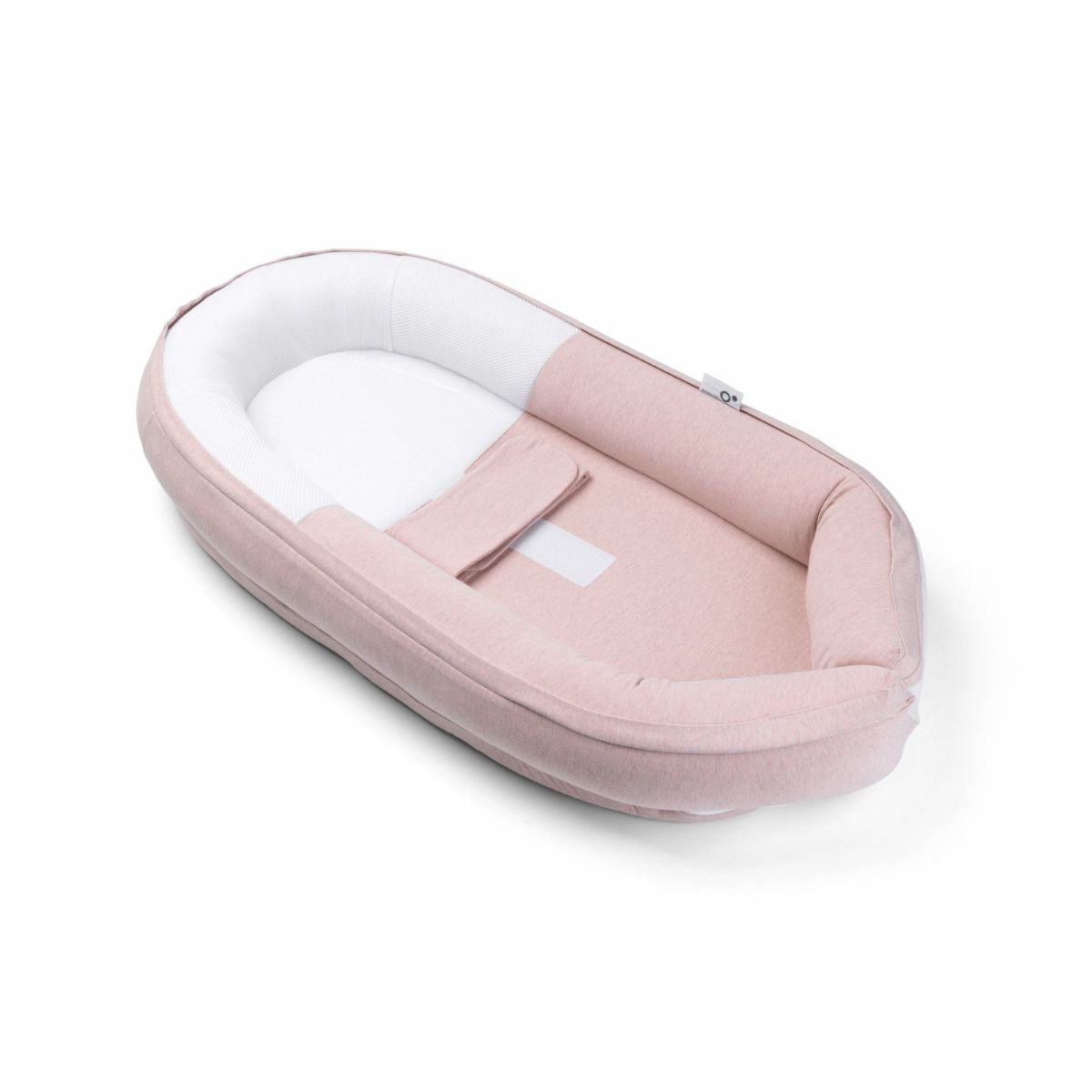 Het Doomoo Cocoon babynestje chine pink is een heerlijk plekje voor je kleine om in te relaxen. Dankzij de rand geeft het babynestje een veilig en geborgen gevoel, precies wat jouw kleine baby nodig heeft. VanZus.