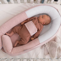 Het Doomoo Cocoon babynestje chine pink is een heerlijk plekje voor je kleine om in te relaxen. Dankzij de rand geeft het babynestje een veilig en geborgen gevoel, precies wat jouw kleine baby nodig heeft. VanZus.