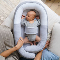 Het Doomoo Cocoon babynestje classic grey is een heerlijk plekje voor je kleine om in te relaxen. Dankzij de rand geeft het babynestje een veilig en geborgen gevoel, precies wat jouw kleine baby nodig heeft. VanZus.