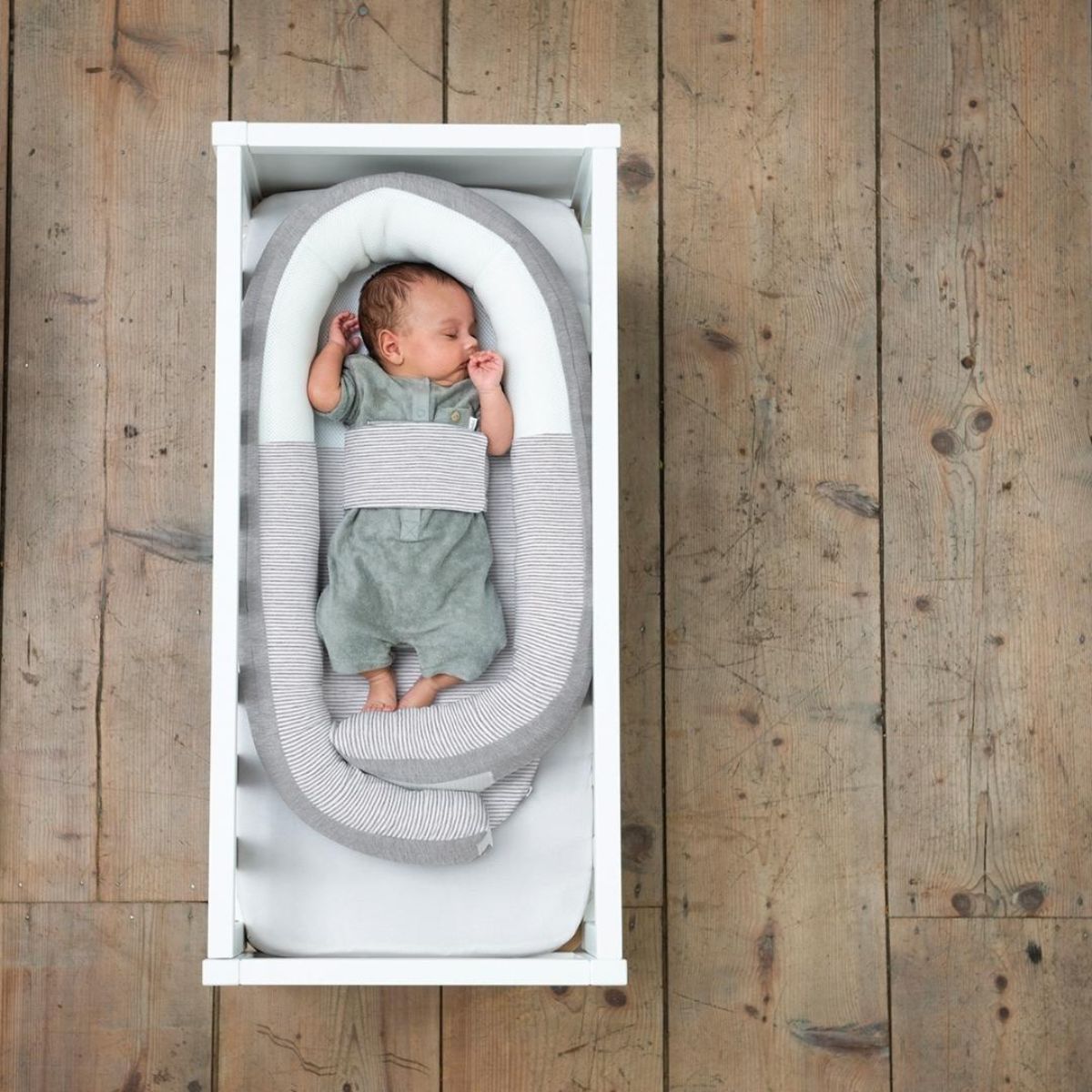 Het Doomoo Cocoon babynestje classic grey is een heerlijk plekje voor je kleine om in te relaxen. Dankzij de rand geeft het babynestje een veilig en geborgen gevoel, precies wat jouw kleine baby nodig heeft. VanZus.