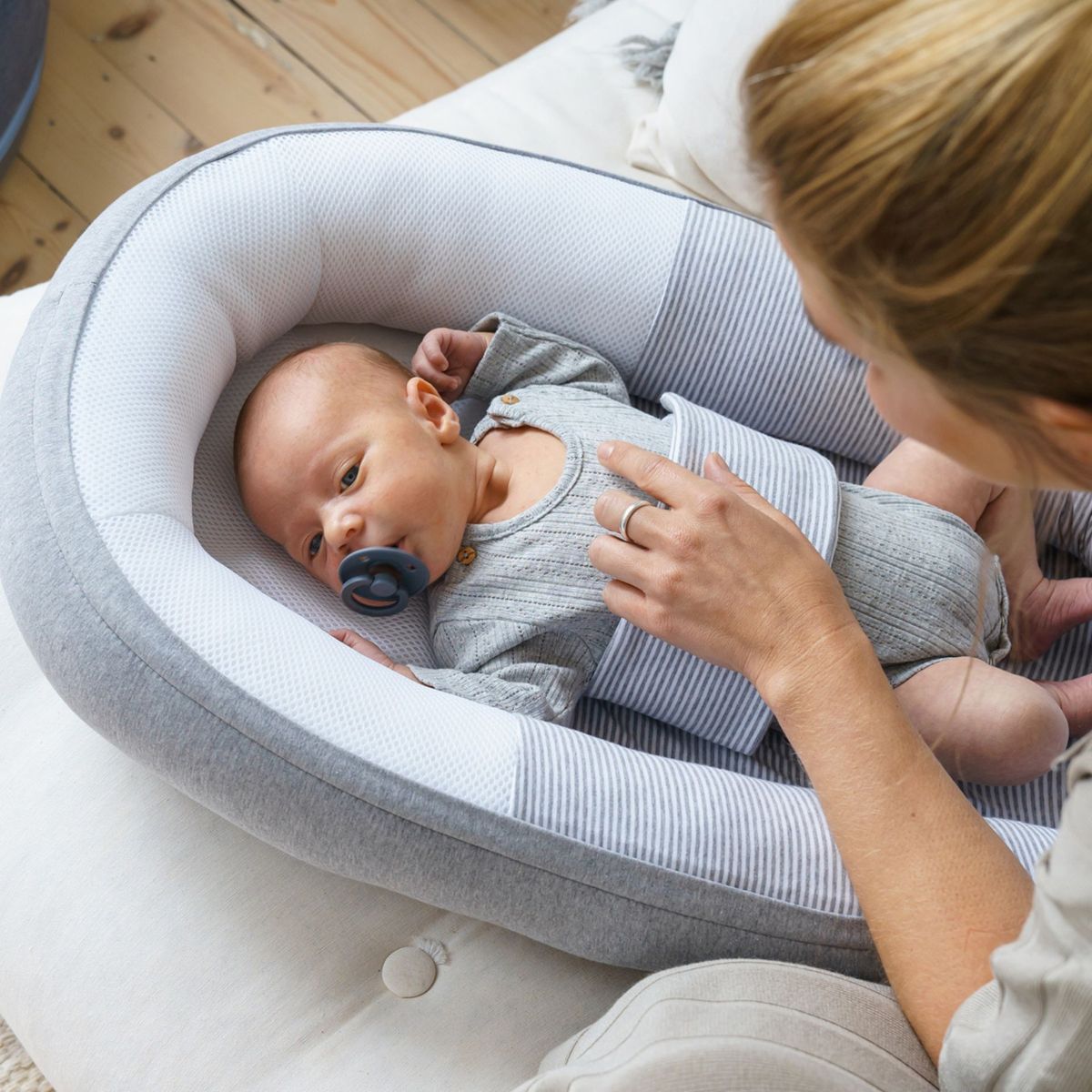 Het Doomoo Cocoon babynestje classic grey is een heerlijk plekje voor je kleine om in te relaxen. Dankzij de rand geeft het babynestje een veilig en geborgen gevoel, precies wat jouw kleine baby nodig heeft. VanZus.