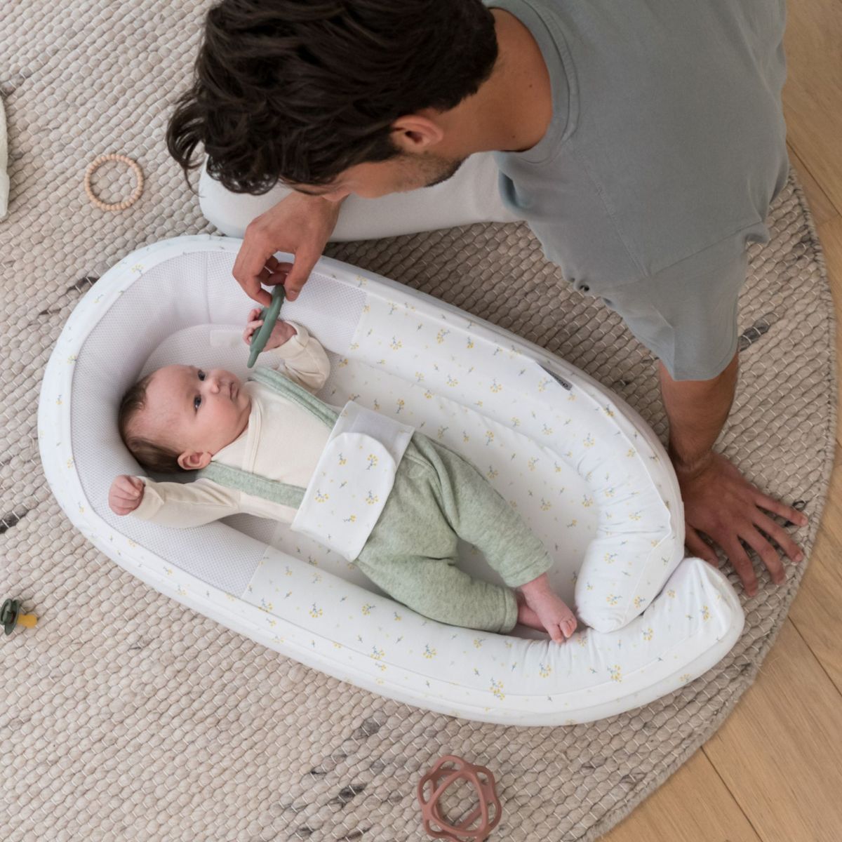 Het Doomoo Cocoon babynestje flower yellow is een heerlijk plekje voor je kleine om in te relaxen. Dankzij de rand geeft het babynestje een veilig en geborgen gevoel, precies wat jouw kleine baby nodig heeft. VanZus.