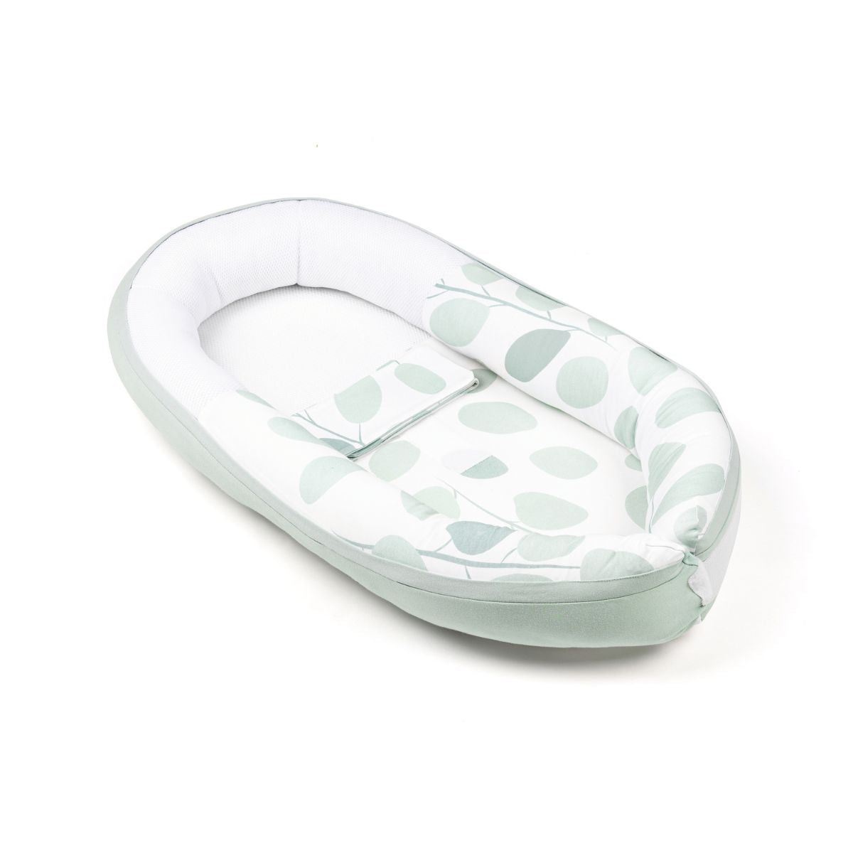 Het Doomoo Cocoon babynestje leaves aqua green is een heerlijk plekje voor je kleine om in te relaxen. Dankzij de rand geeft het babynestje een veilig en geborgen gevoel, precies wat jouw kleine baby nodig heeft. VanZus.