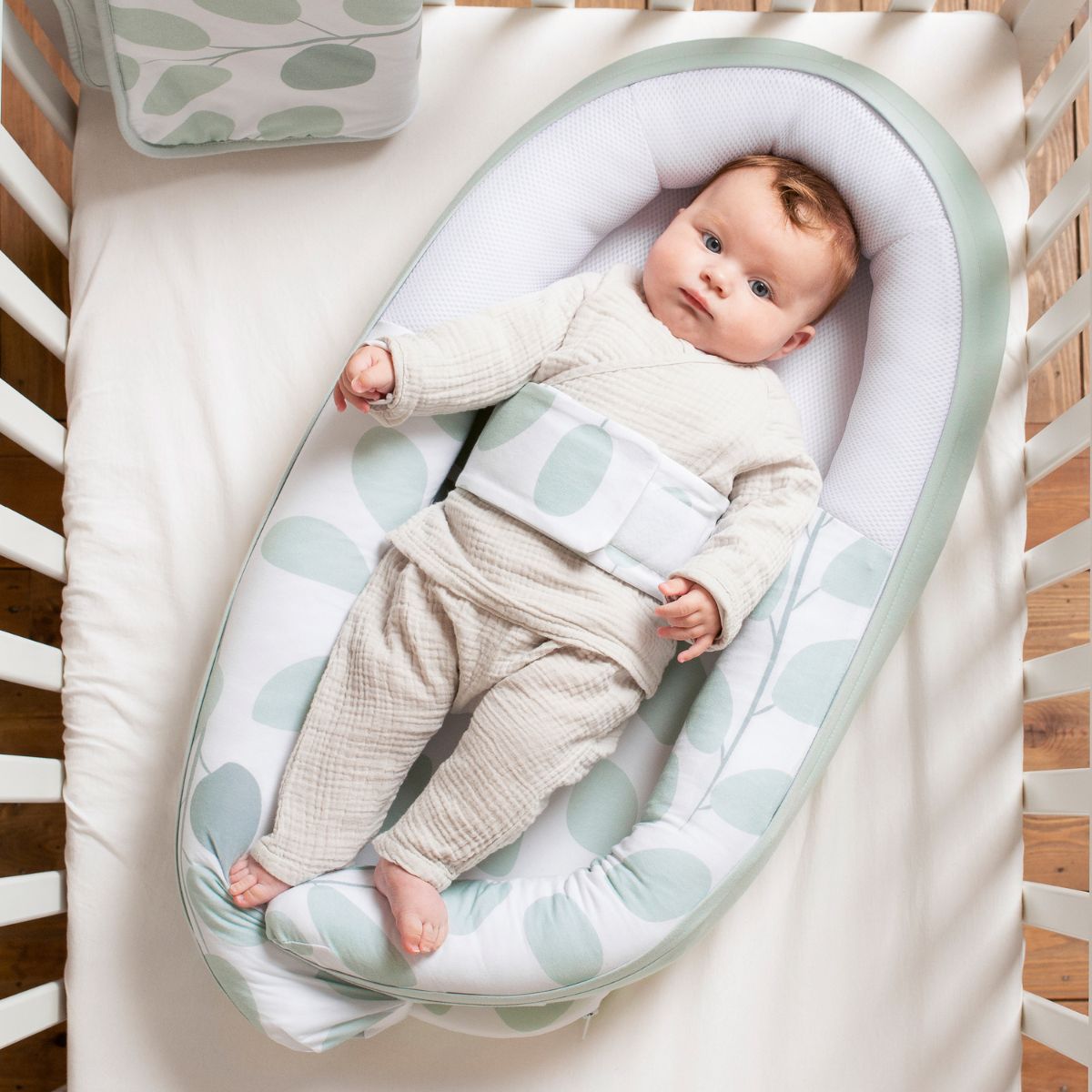 Het Doomoo Cocoon babynestje leaves aqua green is een heerlijk plekje voor je kleine om in te relaxen. Dankzij de rand geeft het babynestje een veilig en geborgen gevoel, precies wat jouw kleine baby nodig heeft. VanZus.